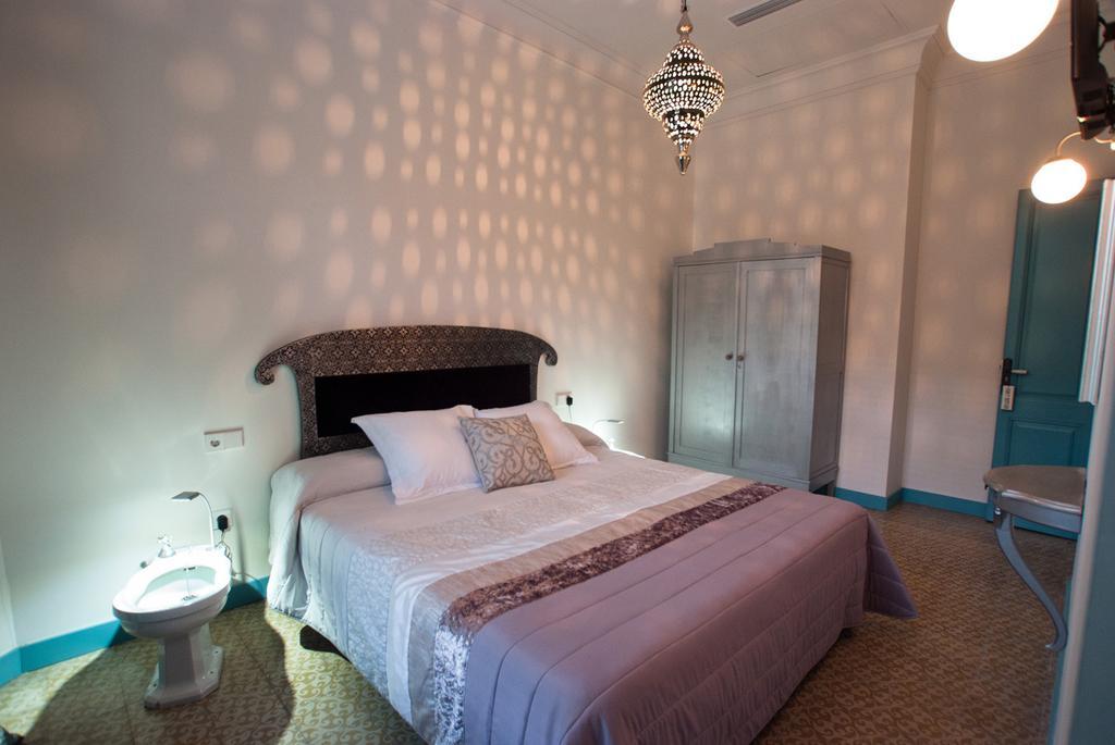 Hotel Hostal Chic Сан-Фелиу-де-Гишольс Номер фото